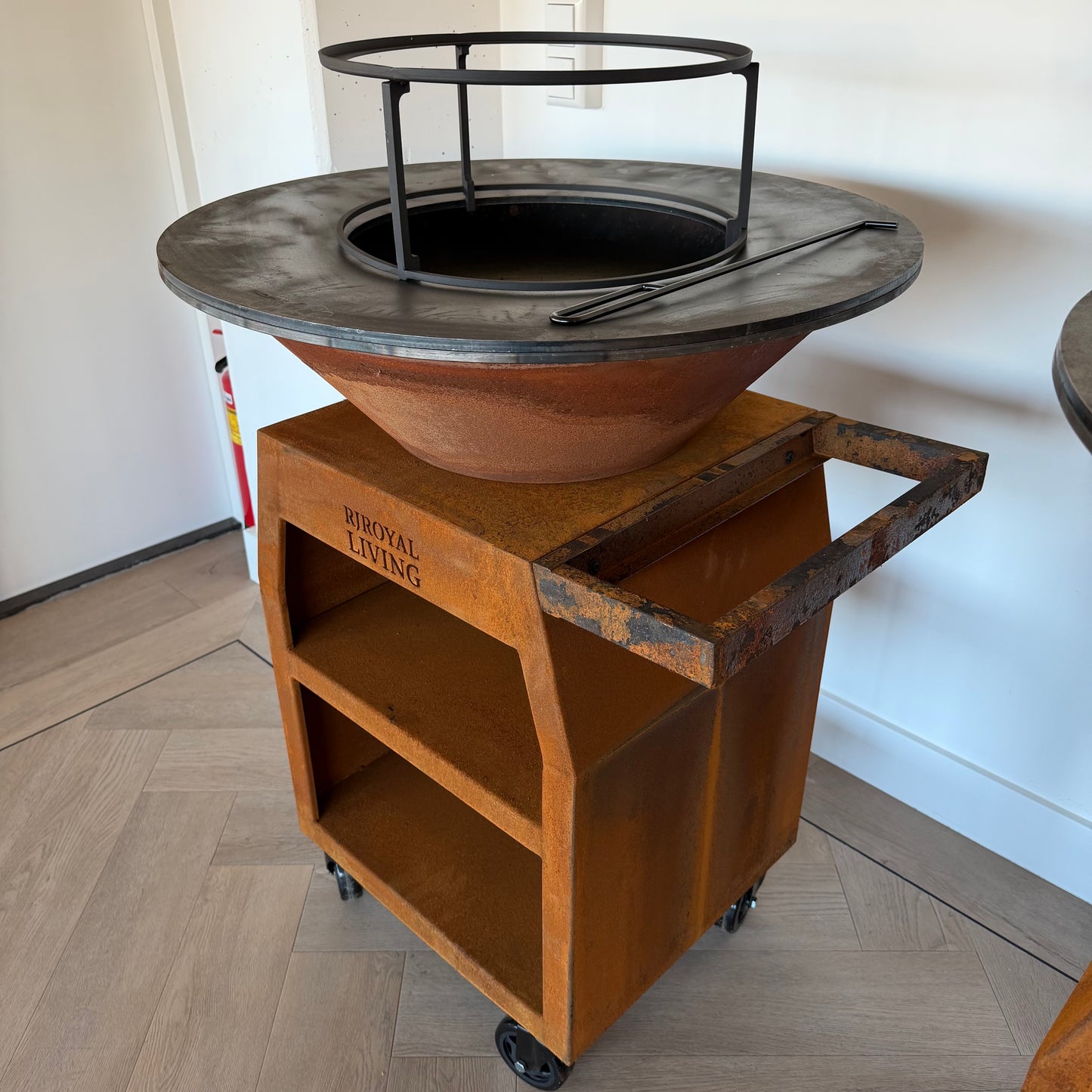 BBQ Plancha Grill Maestro Ø70cm Corten steel - With large wheels and wood storage