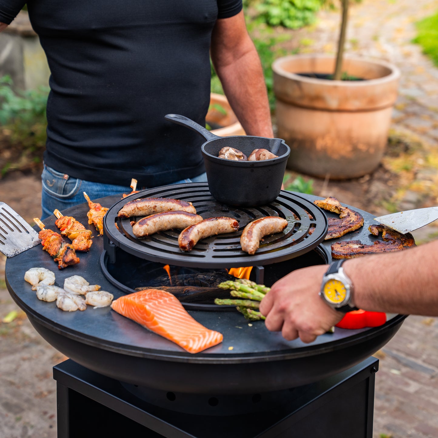 BBQ Plancha Grill Blackline 8mm Camarada 2.0 - With poker and wood storage Ø70cm