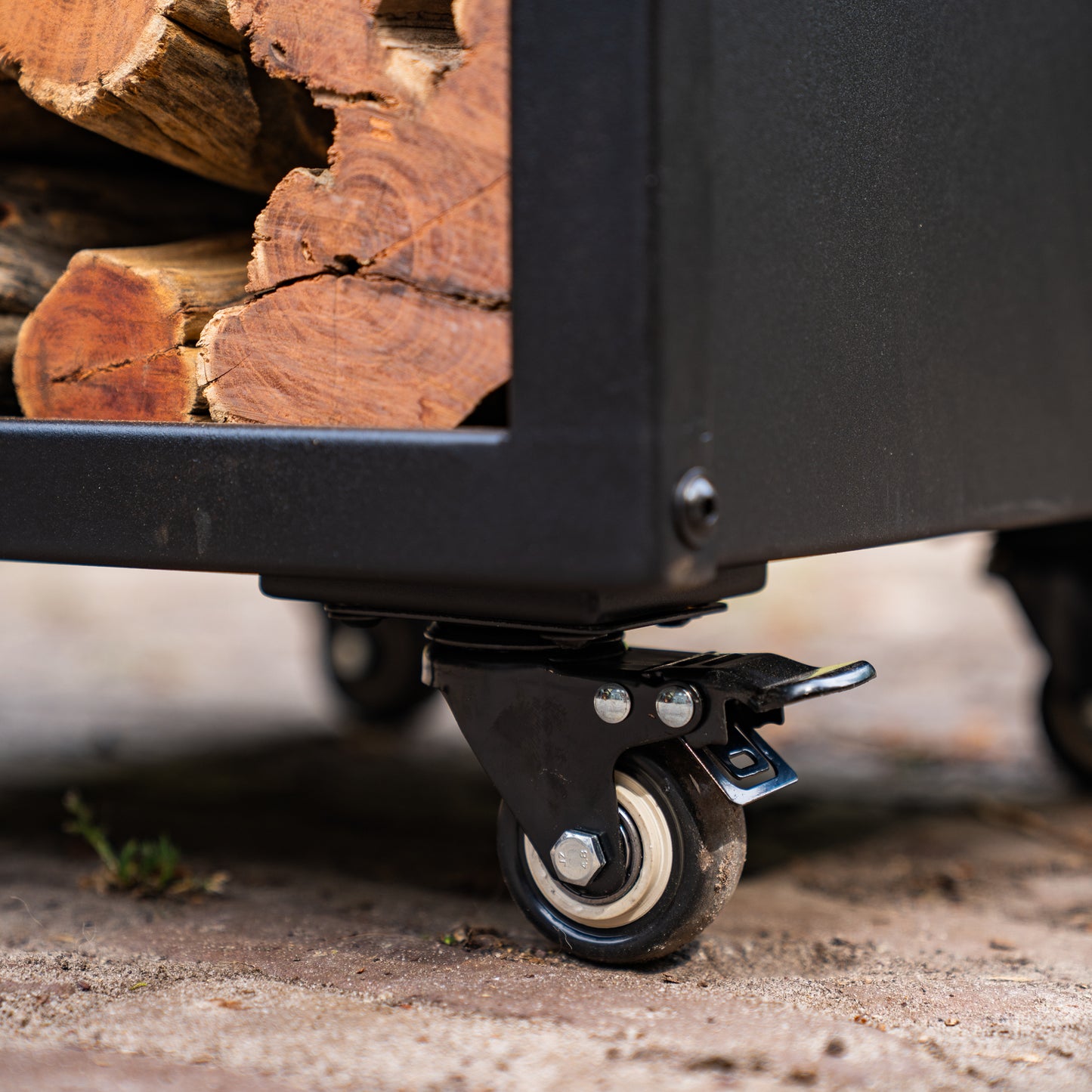 BBQ Plancha Grill Corten steel Blackline 8mm Camarada 2.0 - With poker and wood storage Ø70cm