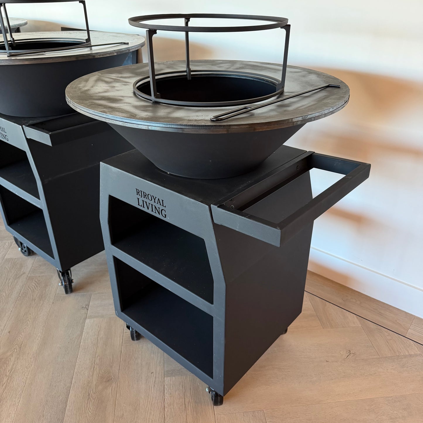 BBQ Plancha Grill Maestro Ø70cm Blackline - With large wheels and wood storage