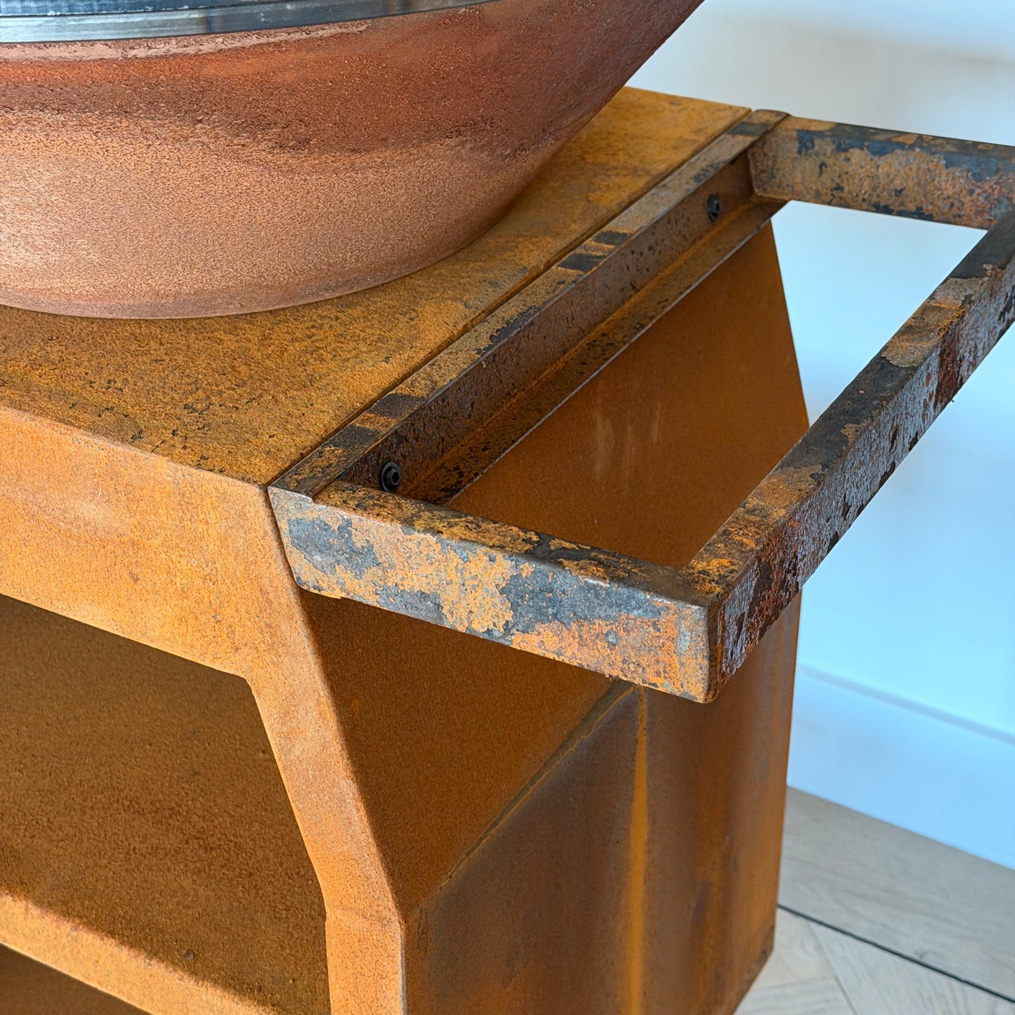 BBQ Plancha Grill Maestro Ø70cm Corten steel - With large wheels and wood storage