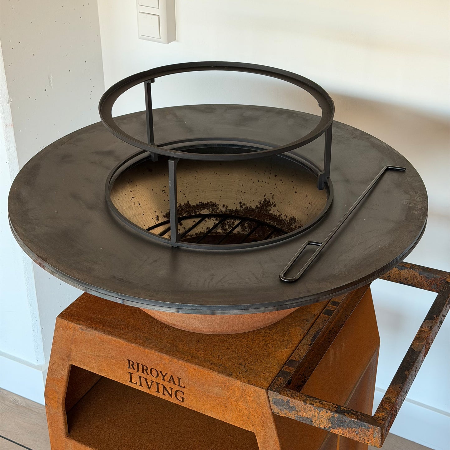 BBQ Plancha Grill Maestro Ø70cm Corten steel - With large wheels and wood storage