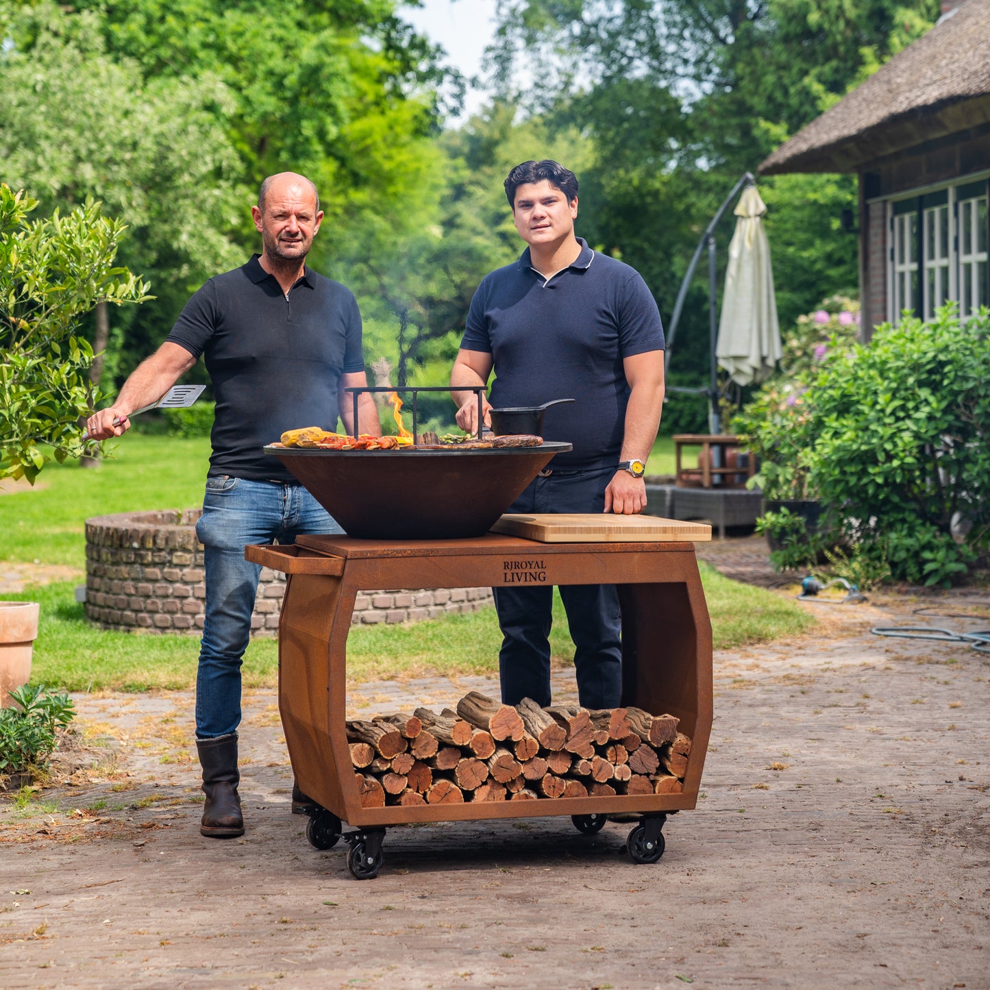 BBQ Plancha Grill Big Jack Cortenstahl 2.0 - Mit Abdeckung und Holzlager