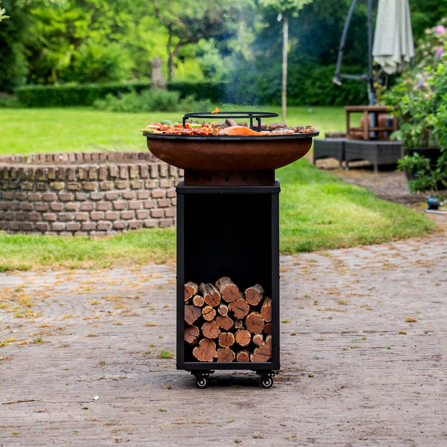BBQ Plancha Grill Corten steel 8mm Camarada 2.0 - With poker and wood storage Ø70cm