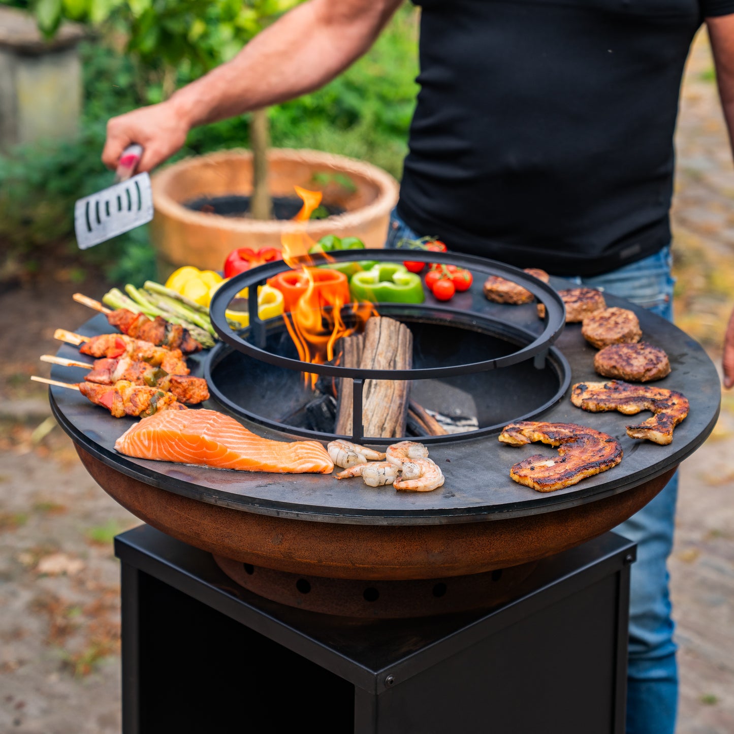 BBQ Plancha Grill Corten steel 8mm Camarada 2.0 - With poker and wood storage Ø70cm
