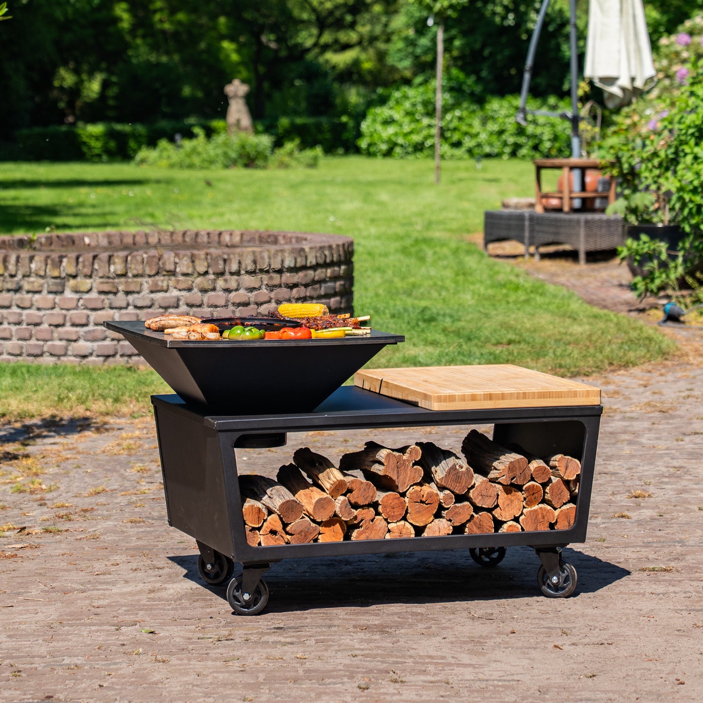 BBQ Plancha Grill Compañía - with cover and wood storage 60Ø - With cutting board