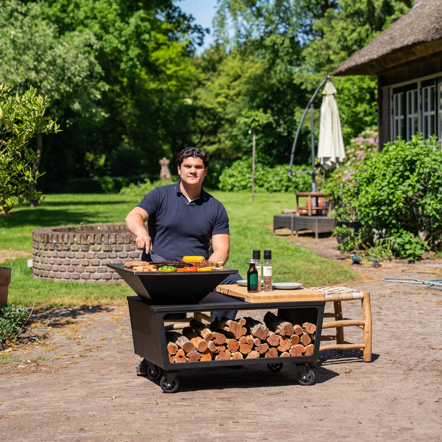 BBQ Plancha Grill Compañía - with cover and wood storage 60Ø - With cutting board