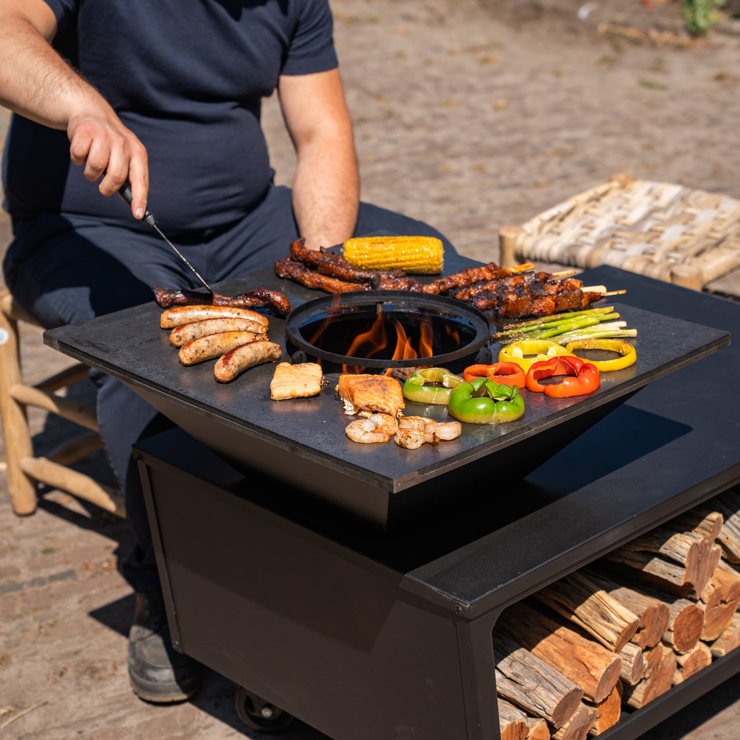 BBQ Plancha Grill Compañía - with cover and wood storage 60Ø - With cutting board